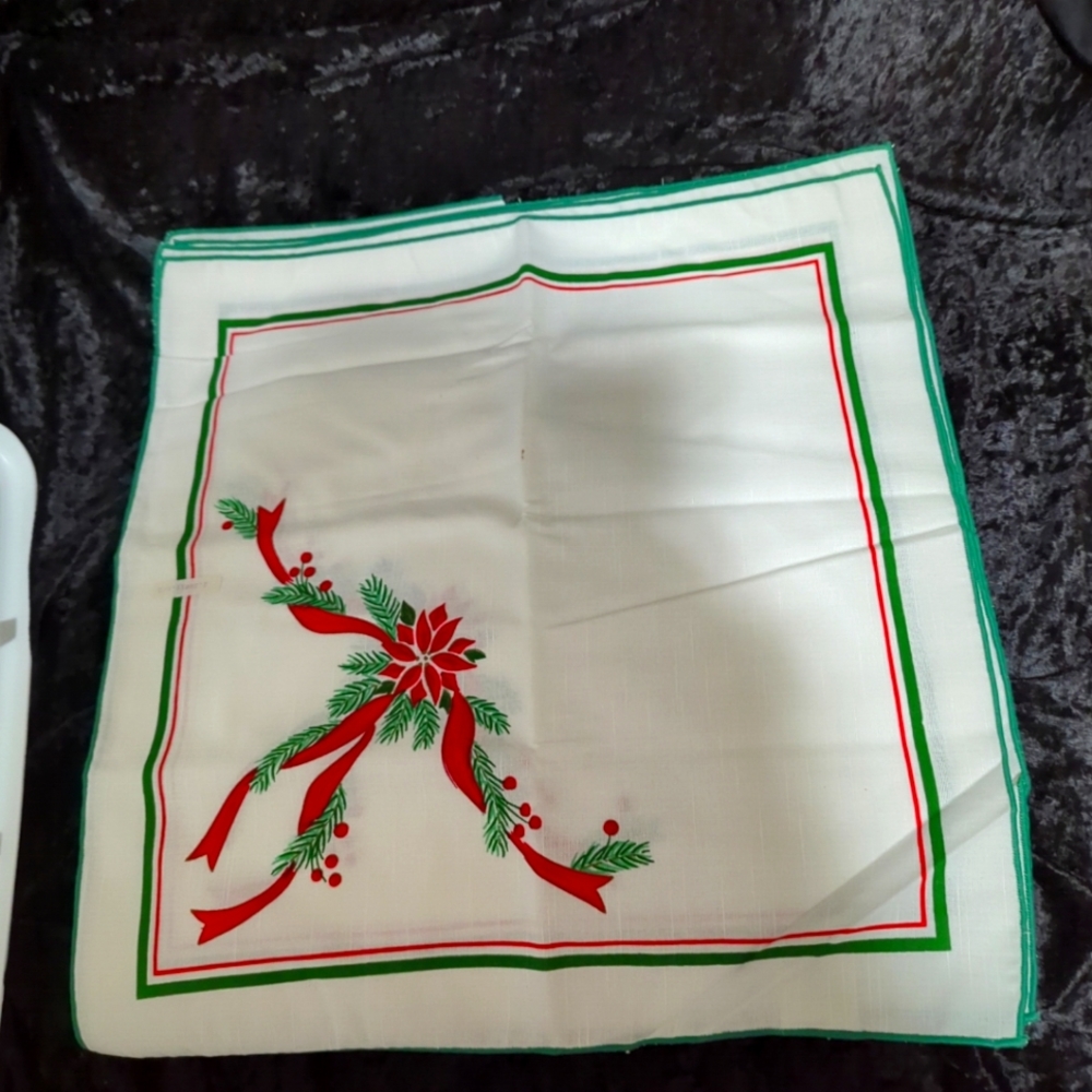 Christmas Napkins QTY 4 Pattern Green/Red Green Trim 16" X 16"  New With Tags